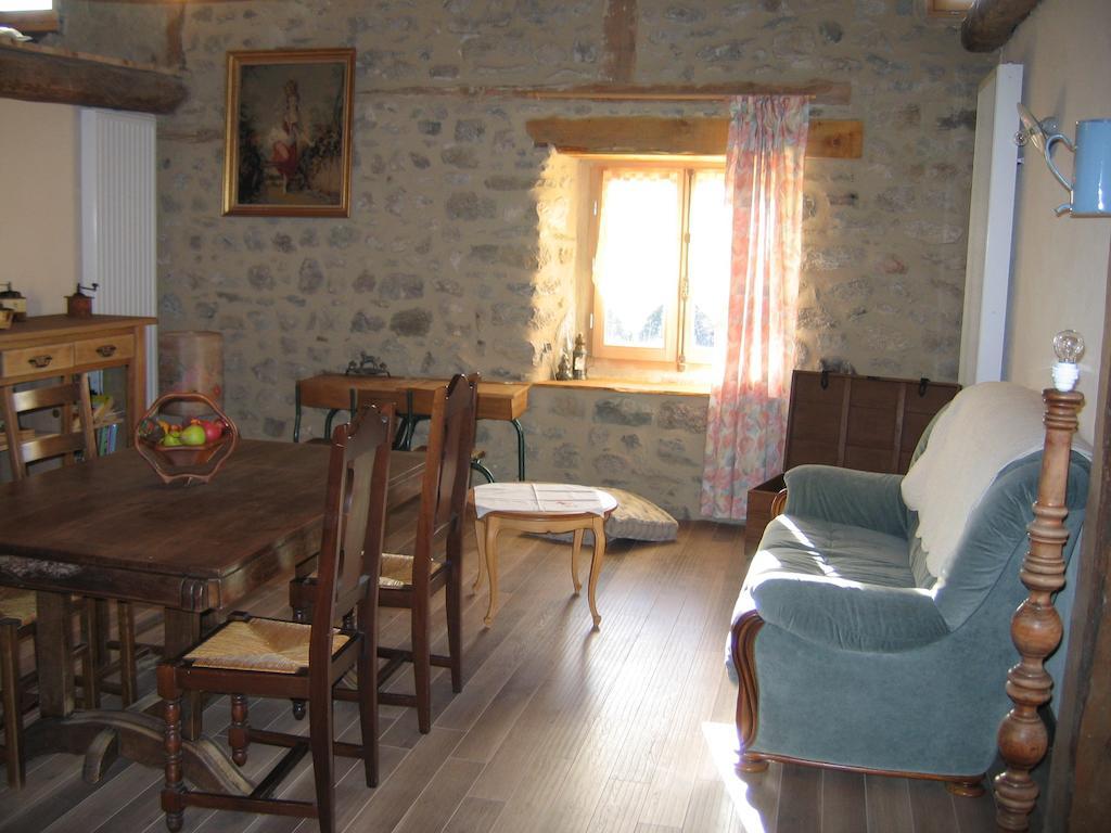 La Ferme Des Genets Bed & Breakfast Medeyrolles ภายนอก รูปภาพ